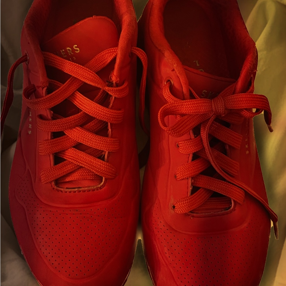 BRIGHT RED SHOES // Skechers 8.5 in Womens 7 in Mens // Good Condition